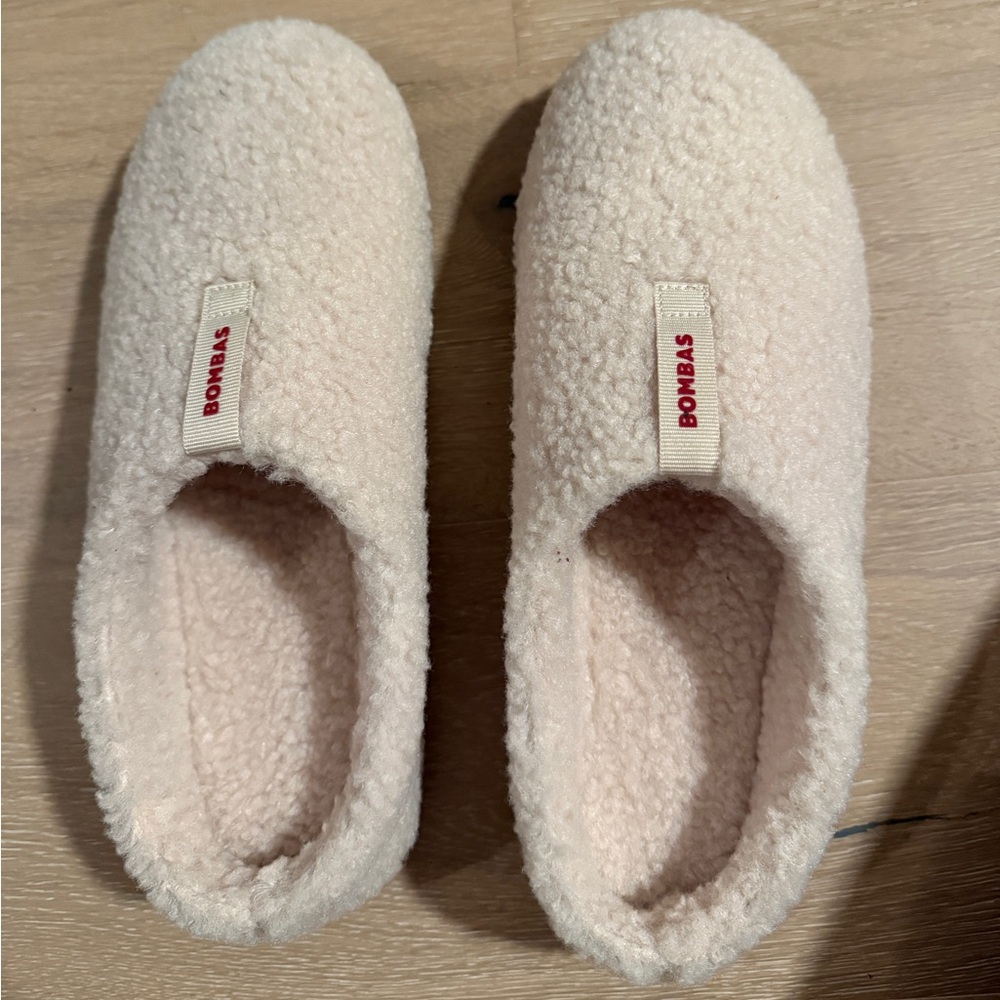 NWOT Size 10 women’s cream colored Bombas